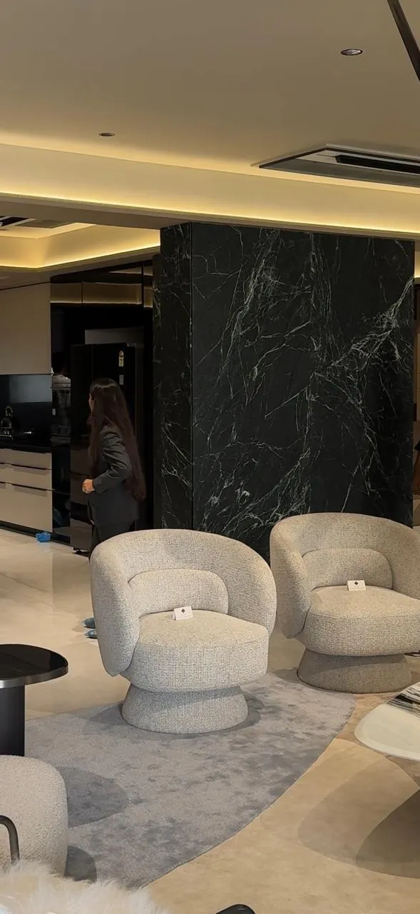 Lounge with black marble columns